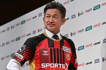 カズの起用法は「しっかり考えて」　50歳の指揮官が寄せる期待…Jリーグで「カズダンスが見たい」