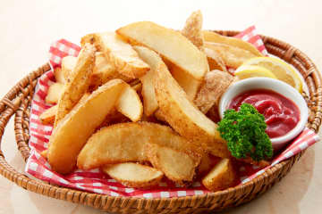 料理研究家ゆかり、極上食感『フライドポテト』のレシピを公開　外サクサク中ホクホクの秘密テクニックが「失敗知らず」と話題に「とっても美味しそう。じゃがいもを入れてから常温油なんですね！早速作ってみます」「2度揚げがいいね～みんなが大好き！おやつにピッタリ」