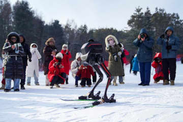 ロボットの氷雪競技会開催、そりやスキーで競い合う　中国・長春市