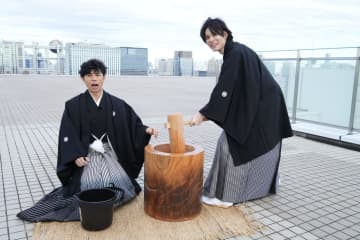 萩原利久 書道の腕前は“400段”！？冠番組の新年のキャッチフレーズを巨大書き初めで発表！＆小島よしおと竹馬対決も