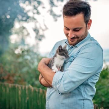 猫がそばから『離れたくない』と思う人の特徴3選　選ばれる理由や心がけたいこと