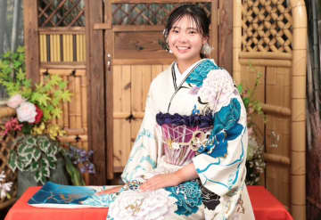 菅楓華が振り袖姿を披露　はたちの集いに出席「20年間支えてくれた両親に感謝を」