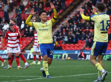 サウサンプトン松木玖生が高打点ヘッド弾！ 地元メディアは驚嘆「宙に浮いたまま、驚異的なパワーを発揮した」