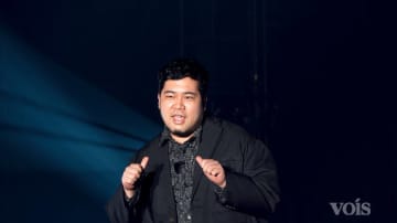 【動画】令和ロマン・松井ケムリ、ランウェイ　うちわ発見も「もっとファンがいると思ってほしくて」