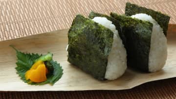 40代の先輩は「ランチがおにぎり2個」…20代の自分より「高収入」だと思ったのですが、意外と“年収は上がらない”のでしょうか？ 年代別の平均年収と「節約の理由」を確認