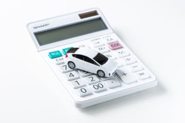 親が「大学の合格祝いに」と、免許費用と車代に“200万円”出してくれました。「親からのプレゼント」でも贈与税はかかるんですか？“教育費扱い”で非課税にならないでしょうか？