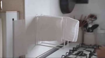 【セリア裏技】段ボールスタンドに変身!?110円「ふきんかけ」の"そうじゃない"使い方に驚き！