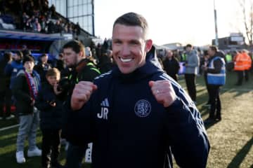 兄ウェインも祝福、ジョン・ルーニー監督が歴史的勝利…先月急逝の21歳FWに捧げる