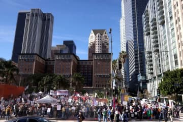 全米で抗議デモ、ICE職員による女性射殺めぐり　「ICEを追い出せ」