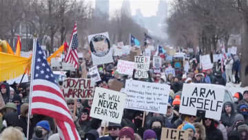 「移民税関捜査局を廃止せよ」ICE職員による射殺事件受け数万人が抗議デモ　アメリカ・ミネソタ州