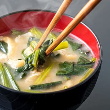 【みそ汁にはコレ入れてみて】スプーン1杯でプロの味！毎朝飲みたくなるみそ汁の簡単格上げレシピ3選