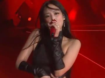 男性ダンサーとの妖艶な絡みも…大トリに女王・ジェニー降臨！「生歌つええ」「伝説のステージ」大勢のダンサー従え会場を飲み込む圧巻パフォーマンス！