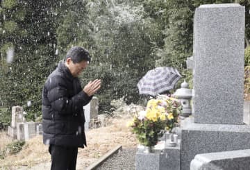 軽井沢バス事故10年、遺族墓参　風化防止に「語り継ぎ重要」