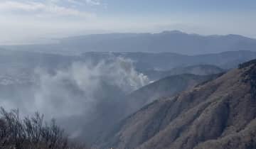 丹沢で山火事、山小屋が全焼　強風などで消火は難航