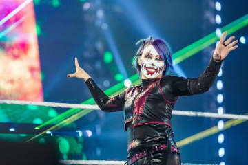 「誰も彼女には敵わない」人気日本人女子レスラー、カラフル“私服自撮りショット”に反響…高難易度コーデをファン絶賛