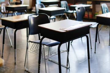 韓国の中学校で教室に掲げられた標語が物議、「チュンファ人民共和国」？