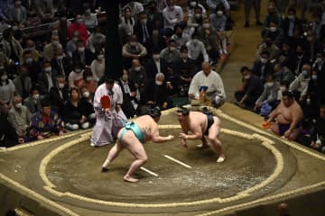 「相変わらずお綺麗ね」大相撲初日、横審委員を務める有名女優の観戦姿にネット騒然「お、客席に…」「お美しい」