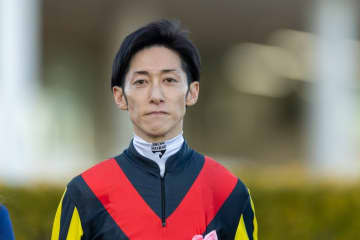 【フェアリーS】津村「（距離は）正直ギリギリ」ブラックチャリスは重賞初制覇