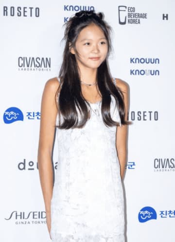 秋山成勲の娘サランちゃん、172cmの長身に抜群の運動神経が話題！キックボクシングの様子に密着