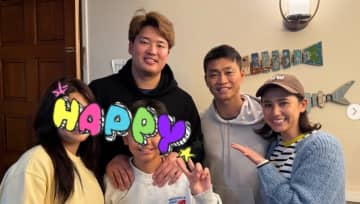 村上宗隆を青木ファミリーが惜別ハグ　「青木家の家族みたいで…」と貴重ショットにファン涙「選曲でまた泣いてしまいます」「スワローズ魂」