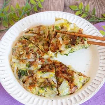 白菜400gが瞬く間に消える！？切って混ぜて焼くだけでモッチモチ！ツナとチーズがとろける「絶品白菜餅」の作り方