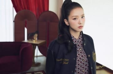 BLACKPINK ジス、爽やかなポニーテール＆プレッピースタイルを披露！