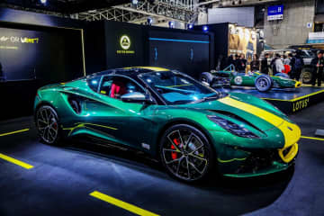 【TAS 2026】ロータス：運転席だけが赤い理由。2,359.5万円の「エミーラ・クラーク エディション」は、現代に残された最後のアナログ時計だ