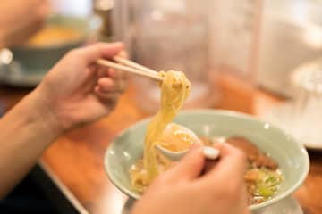 大阪有名ラーメン店「外国人には高額メニュー」“二重価格”が物議…「最大2.2倍」高額な料金設定がネットでも論争に「二重価格なんて恥ずかしすぎる」「海外じゃよくありますよ」「別に店がやることに文句あるなら行かなければいいだけじゃないの？」