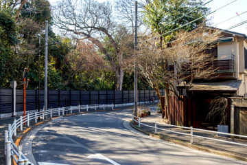 90歳のおじいさんが “右カーブ” で曲がりきれず自家用車を『横転』させ建物につっこむ  救急搬送され ネットでコメント殺到「90歳は流石に強制返納でいいのでは…」「本当に危険な高齢者ドライバーが多い。前方の車の流れを見ようとしてセンターライン寄りで走りカーブなるとラインをはみ出して走行しているし