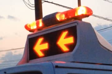 男性死亡…夕方の交差点で車にはねられる　車は現場から逃走　「事故を起こしたかもしれない」と戻って来た女をひき逃げなどの疑いで逮捕　「人にぶつかったとは思わなかった」と話す65歳