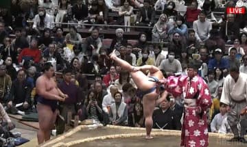 “美四股”の向こうに“チラリ”美しい女性著名人の姿 ピンクのお召し物の気品が際立った瞬間