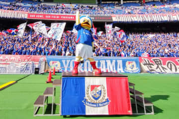 J1名門の新ユニ「相変わらずかっこいい」　伝統の青×白×赤…中央のロゴが際立つ一着「海外っぽい」