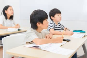 妻の両親から子供の塾代として「毎月2万円」の振り込みがあります。ありがたい話ですが税金面が心配です。教育費としての援助なら、完全に非課税なのでしょうか？
