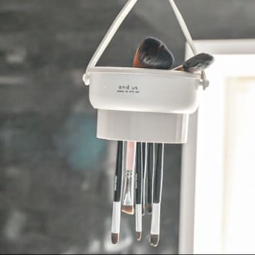 「洗う」と「乾かす」をひとつに！メイクブラシを清潔に！