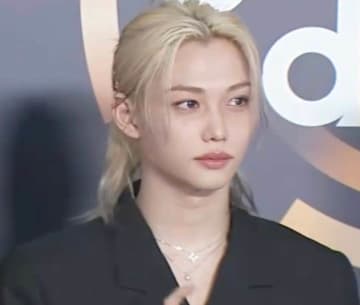 ステージで生着替え！鍛え抜かれた筋肉あらわ…Stray Kids、投げキッスから始まる貫禄パフォーマンスに視聴者興奮「レジェンドすぎる」