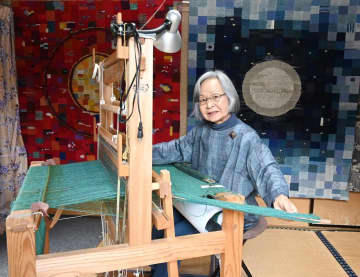 心で糸をより合わせ　茨城県展特賞・日立の益子さん　大作に情熱、繊細な織り
