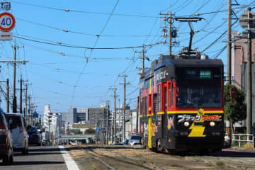 バレンタインに「ブラックサンダーまみれ」の路面電車が走る！？ 車内では食べ放題＆特別な体験企画　2/14・15開催