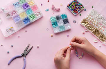 妻がハンドメイド作品をネット販売し「月3万円前後」の売上があります。材料費もあるので利益は少ないはずですが、このような場合でも確定申告が必要でしょうか？