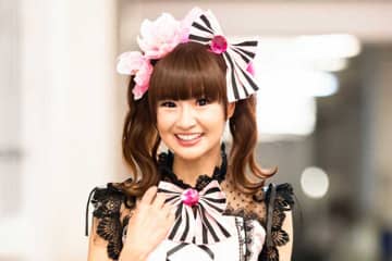 56歳芸人の“超ミニスカ”雪国コーデにファン心配「足寒そう」「転ばないで」　さゆり「いつもお肌出し過ぎ衣装の為」