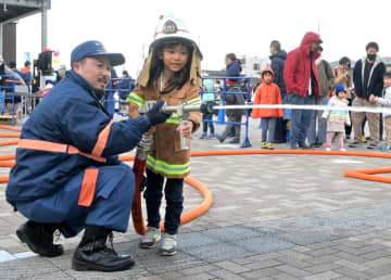 放水体験やはしご車試乗　水戸で出初め式　市民、防火意識高める　茨城