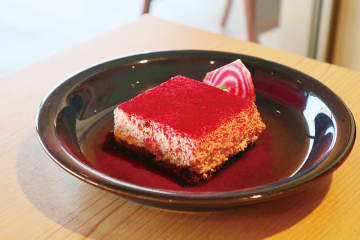 女性たちに人気、ピンクティラミス　栄養豊富なビーツで色鮮やか、写真映えも間違いなし　さいたま・岩槻区のヨロ研カフェ　「ティラミス」の言葉からの思い込め「食べて幸せになって」