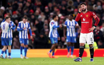 「脆い。自信を失っている」マンU、三笘擁するブライトンに屈す…また初戦敗退でわずか“40試合”に。暫定監督が問題点を指摘