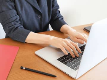 ”馬から落馬”、”頭痛が痛い”…文章を書くのに気をつけたい「漢字の重複」のキホン【デキる大人の文章力教室】