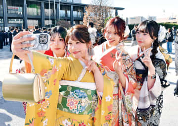 二十歳の「新成人」6万9927人…6年連続で減少　埼玉で初めて7万人を下回る　県内各地で「成人式」　前年より192人減　川口や草加など21市町村では増加