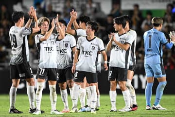 黄色×青色が「爽やか」　矢印デザインを採用…両立した「フレッシュさ」と「落ち着き」