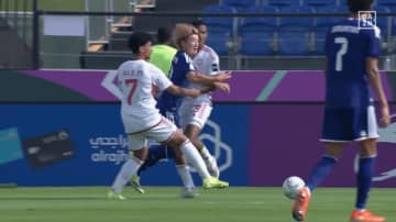 「三笘っぽい！」日本代表FWの“衝撃ドリブル”が話題「そこ浮かせて間を割るのか」横山夢樹が敵2人を一気にぶち抜いた瞬間【U23アジアカップ】