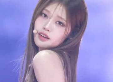 奇跡の8頭身！長すぎる脚で大胆開脚も！izna、デビュー2年目とは思えない成熟したステージでファンを魅了