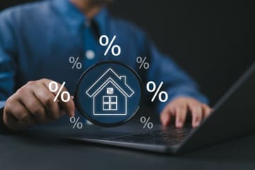 親から「将来自宅は兄に、あなたには現金500万円を生前に渡したい」と言われました。兄も納得しているようですが、土地と現金の価値が釣り合っているのか分かりません。このまま受け入れて大丈夫でしょうか？