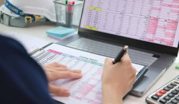 個人事業主1年目で「売上500万円・経費300万円」ほど。帳簿はエクセルでつけたものの、青色申告の控除を受けるためにはどこまで整えるべきでしょうか？