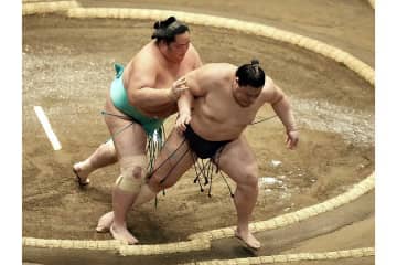 「こんなのありなのか」大相撲中継に映った前代未聞の懸賞旗　NHKなのに…「考えた人すげーな」